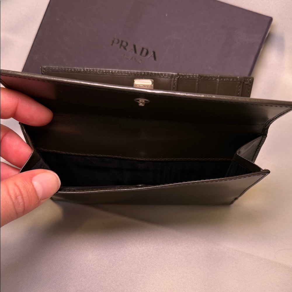 Pre Loved PRADA Wallet in Dark Brown Glossy Leather - Picture 5 of 7